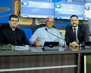 Câmara Municipal de Araguaína aprova três projetos de lei em sessão ordinária e recebe representantes do Hospital Dom Orione para apresentação de balanço social